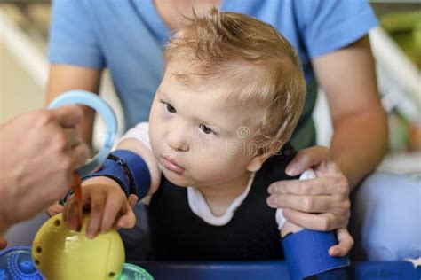 Retrato De Uma Crian A Paralisia Cerebral Por Fisioterapia Num