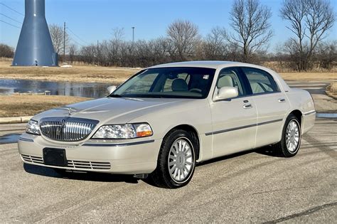 2 200 Mile 2005 Lincoln Town Car Signature For Sale On BaT Auctions