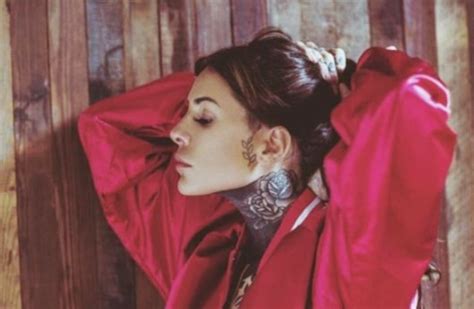 Candelaria Tinelli posó en bikini y mostró su celulitis