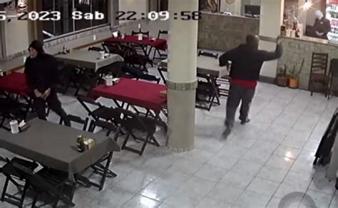 Vídeo Bandidos armados assaltam bar no bairro Santana em Varginha