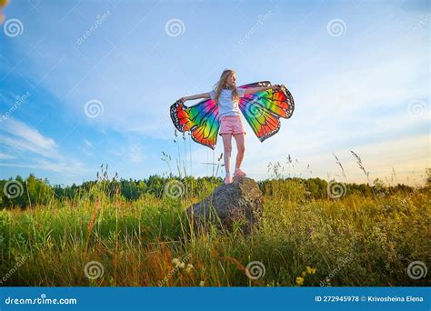 Jolie Fille Blonde Avec Ailes Papillon Brillant S Amuser Dans La Prairie Sur Le Paysage Naturel