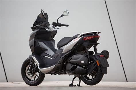 Motorrad Vergleich Aprilia SR GT 125 2023 Vs Vespa GTS 125 2022