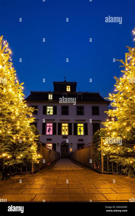 Holzhausenschl Sschen Mit Beleuchteter Fensterfront Zur Weihnachtszeit