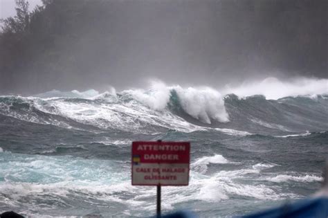 Menac E Par Un Cyclone Tr S Intense La R Union Passe Dimanche Soir En