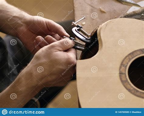 El Proceso De Hacer Un Corte En La Guitarra Cl Sica Imagen De Archivo