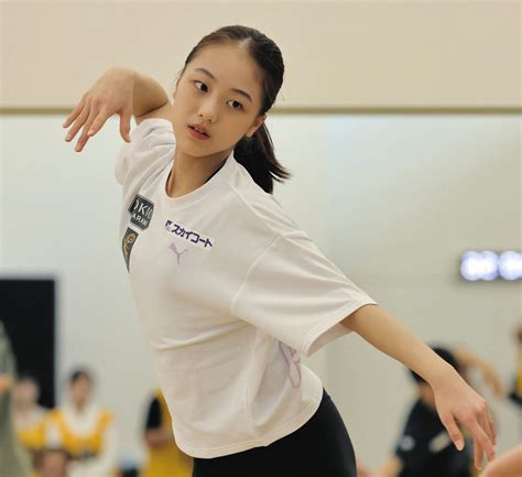 フィギュア・上薗恋奈、表現トレーニングで創作ダンスを踊る【写真】：中日スポーツ・東京中日スポーツ