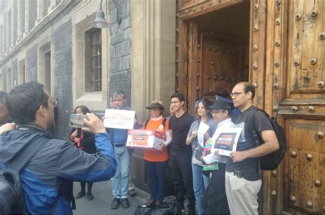 Entregan En La SEP 45 Mil Firmas Contra Los Contenidos De Los Libros