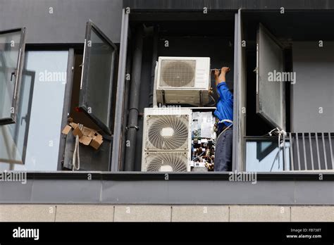 Man Fixing And Mounting Air Conditioning Stock Photo Alamy