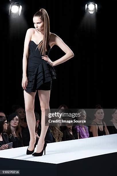 Fashion Show Audience Photos and Premium High Res Pictures - Getty Images