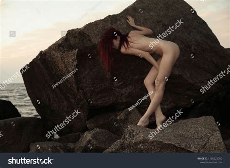 Sexy Nude Woman Posing On Beach Foto Stok 1195223050 Shutterstock