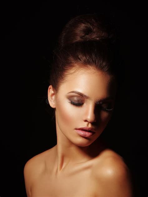 Sexy Nackter Brunette In Den Bergen Stockfoto Bild Von Bambus Nett