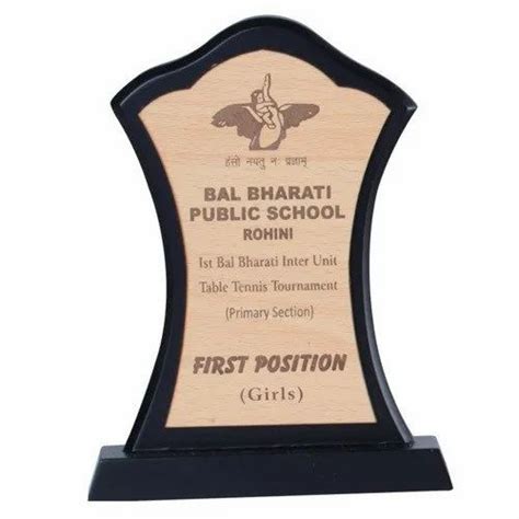 Engraved Wooden Memento For College At In New Delhi Id