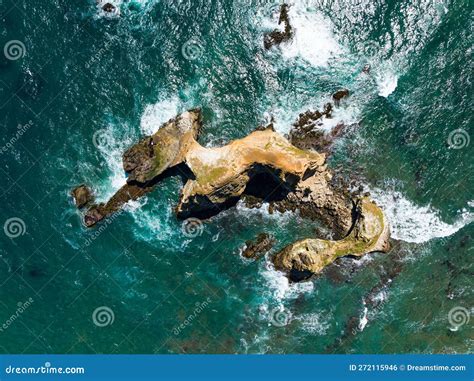 Vista Aérea De Penhascos Rochosos No Oceano Pacífico No Chile Foto de