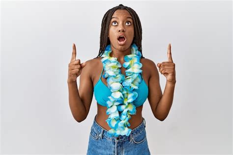 Jeune Femme Afro américaine Avec Des Tresses Portant Un Bikini Et Des Lei Hawaïens étonnée Et
