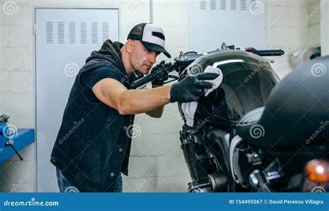 M Canicien Nettoyant Une Moto Image Stock Image Du Cycliste D Taill