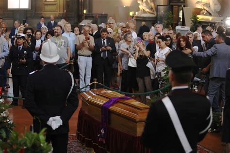 Zeffirelli Mille Persone Al Funerale Nel Duomo Di Firenze Toscanatv