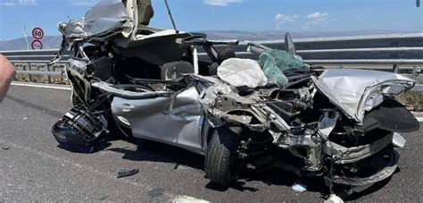 Foggia Schianto In Autostrada Auto Distrutta A Bordo Una Famiglia Di