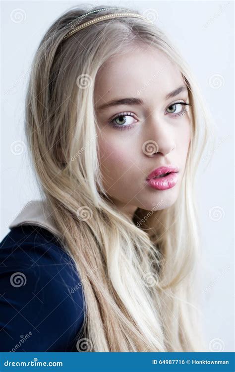 Belle Fille Blonde Avec De Longs Cheveux Et Yeux Verts Photo Stock