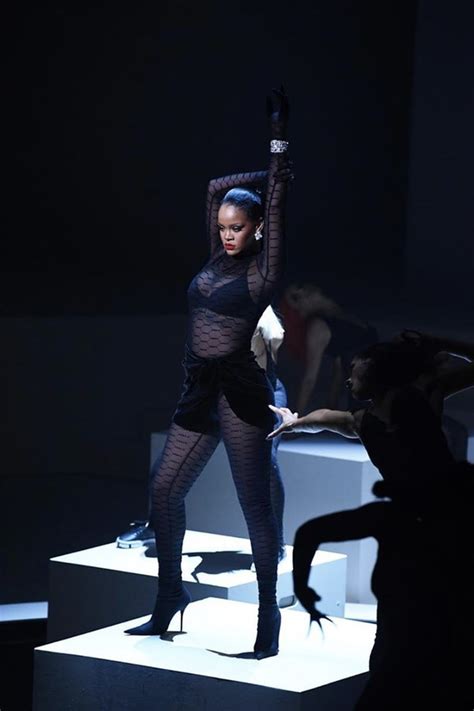 Nós assistimos ao desfile de lingerie da Rihanna e vamos te contar tudo que rolou por lá