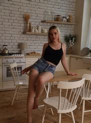 Pamela Strips Down In Sexy Lingerie And Posing Nude In The House Morazzia