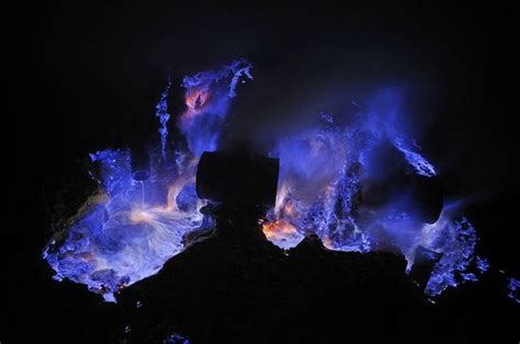 Así de alucinante es el espectacular volcán que expulsa lava azul