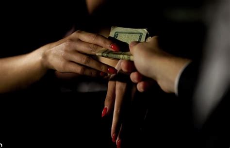 Triệt phá đường dây hoa khôi hot tiktoker ca sĩ đi khách giá ngàn đô kẻ cầm đầu khai nhận