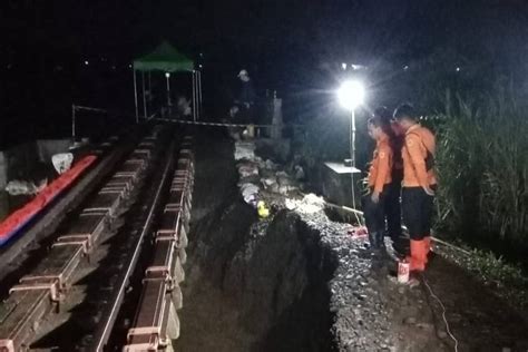 Begini Penampakan Jalur Kereta Api Bogor Sukabumi Yang Longsor