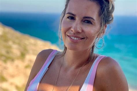 Bikini Posz O W Odstawk Pokaza A Nagranie Z Pla Y