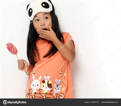 Joyeux Jeune Fille Enfant Avec Sucette Douce Surprise En Regardant Le