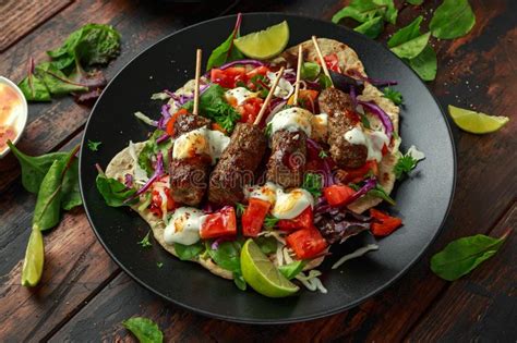 Para Los Kebabs De La Menta Con Flatbread La Mezcla De Verduras La