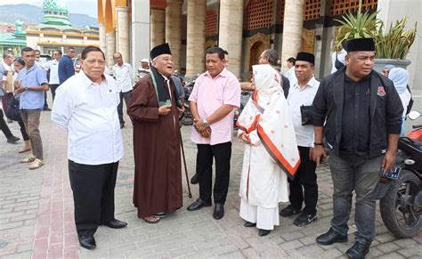 DPRD Maluku Serahkan Hewan Qurban Di Masjid Al Fatah