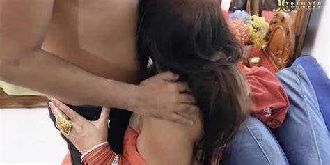 DIRTY AUNTY COURIER BOY KE SATH SEX KIYA Tnaflix