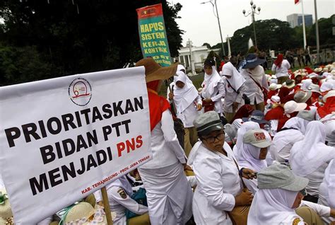 Bidan Ptt Kepung Istana Minta Diangkat Jadi Pns