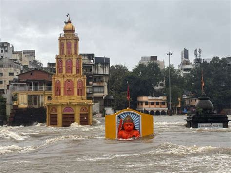 नाशकात मंदिरं पाण्याखाली दुतोंड्या मारुतीच्या छातीच्या वर पाणी