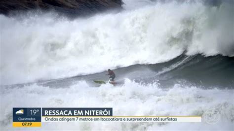 Ressaca Leva Ondas Gigantes A Itacoatiara Em Niter I Rio De Janeiro G