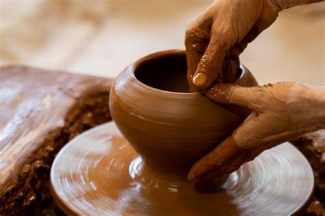 Ancianos Manos De Un Alfarero Creando Una Vasija De Barro En El C Rculo