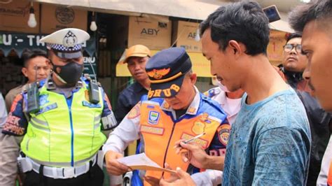 Pemkot Bandung Tertibkan Lokasi Parkir Liar