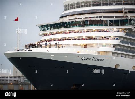 Queen Mary 2 Captain Hi Res Stock Photography And Images Alamy