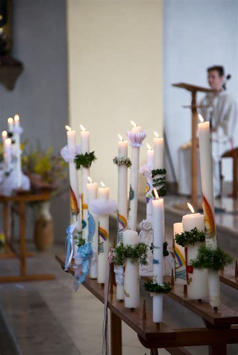 Velas De La Comuni N En La Iglesia Cat Lica Foto De Archivo Imagen De