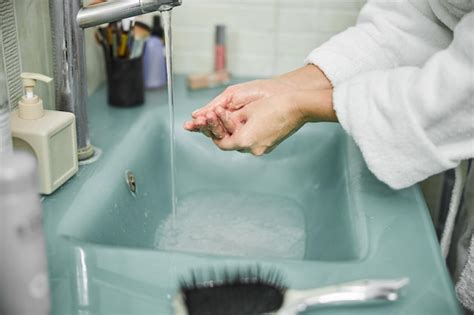 Mujer Lav Ndose Las Manos Con Espuma En Casa Foto Premium