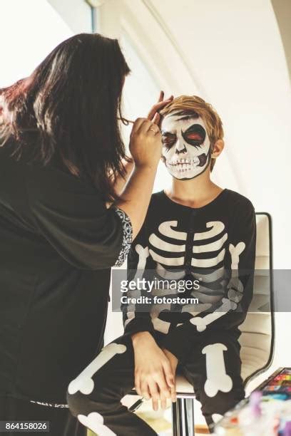 Scary Halloween Face Paint Photos and Premium High Res Pictures - Getty ...