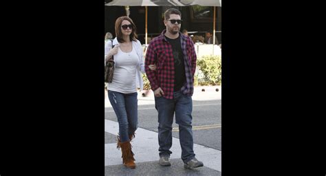 Photo Jack Osbourne et sa fiancée Lisa Stelly enceinte main dans la