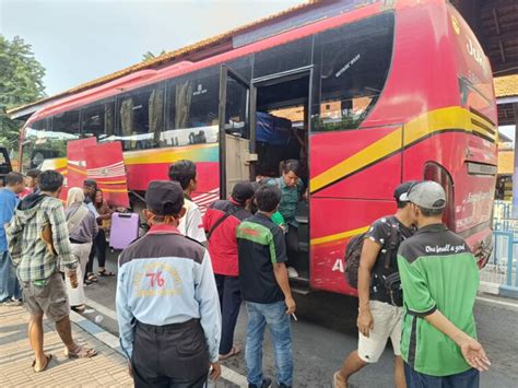 Puncak Arus Mudik Gelombang Dua Di Terminal Purabaya Diprediksi Terjadi