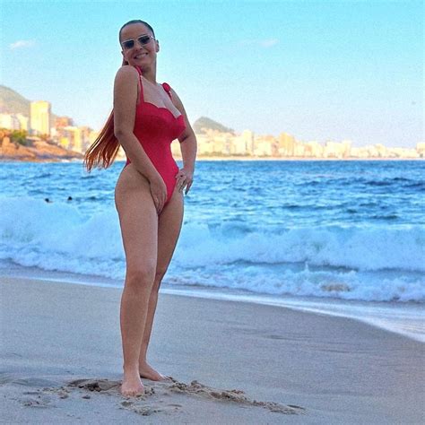 Maiara da dupla Maraisa publica foto exibindo corpão na praia