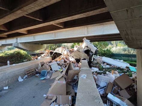 Tir Precipita Dal Viadotto Della A Tra Patti E Brolo Un Enne In