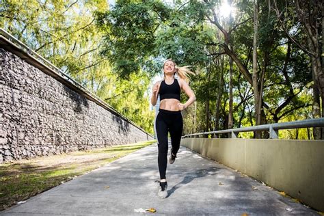 Jovem mulher correndo ao ar livre sportswear Foto Grátis