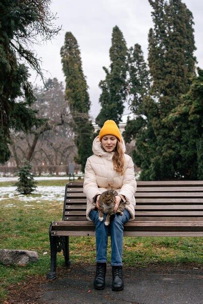 Imagen Vertical De Una Mujer Joven Con Una Chaqueta Abrigada Y Un