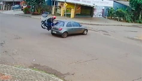 V Deo Mostra Ford Ka Avan Ando Preferencial E Sendo Atingido Por Moto