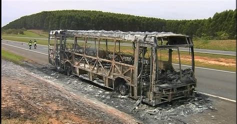 G1 Ônibus passageiros pega fogo em rodovia de Botucatu notícias