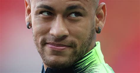 Neymar está solteiro Modelo apontada como novo affair é comparada